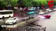 ببینید یک زن چه بلایی بر سر ماشین فراری آورد!+ فیلم ببینید یک زن چه بلایی بر سر ماشین فراری آورد!+ فیلم